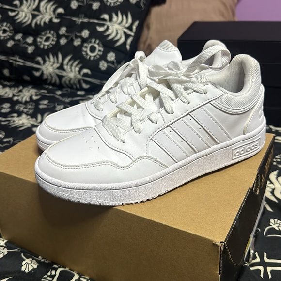 Women’s adidas shoes - Picture 3 of 4